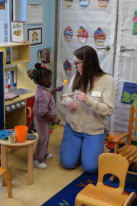 occupational therapy student from Georgia State University working with a Day Shelter client