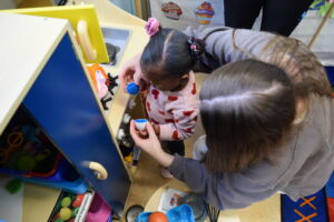 occupational therapy student from Georgia State University working with a Day Shelter client